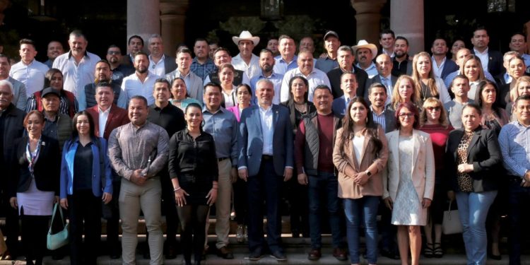 Bedolla presenta a ediles fondos y programas  para fortalecer la infraestructura y seguridad municipal