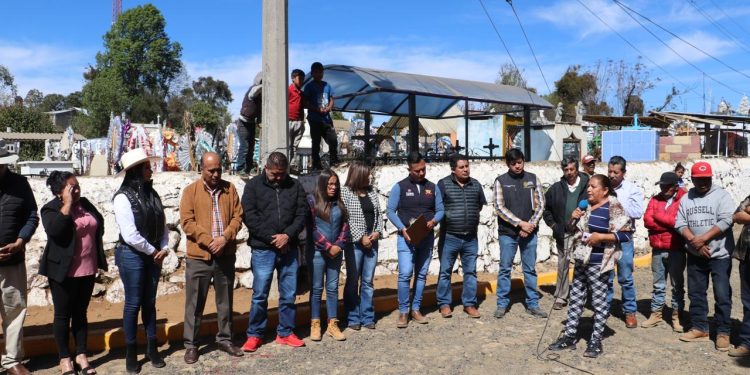 Inaugura Araceli Saucedo Reyes calle que da acceso principal al panteón de Opopeo