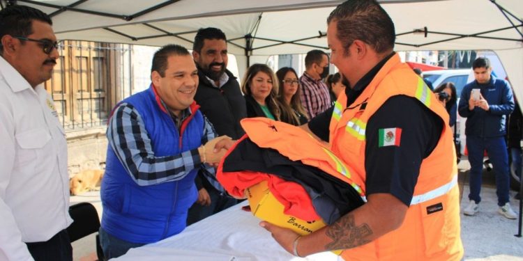 Entrega Bladimir González ambulancia nueva a PC de Tarímbaro