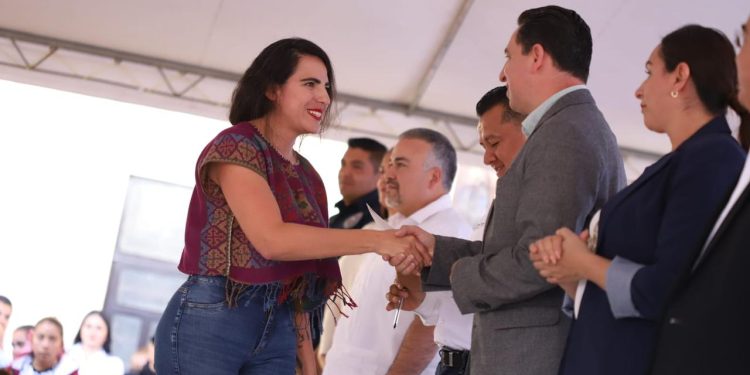 Lleva Sedebi paquetes escolares, apoyos alimenticios y cobijas a Tancítaro