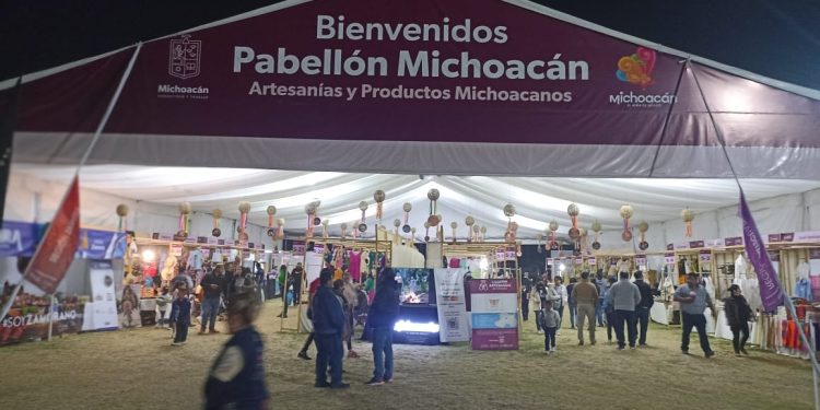 Artesanos michoacanos reportan buena venta en la Feria Estatal de León 2023