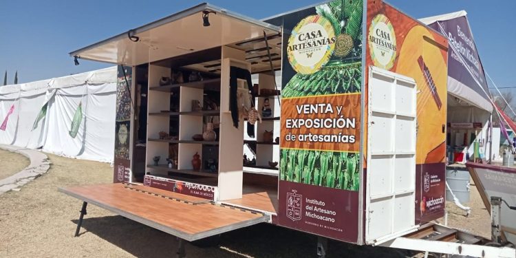 Extiende IAM escaparate artesanal en la Feria Estatal de León 2023