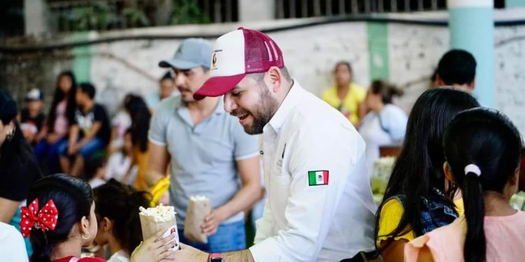 Lleva Reyes Galindo alegría y diversión al Distrito 22 con proyecciones de cine móvil