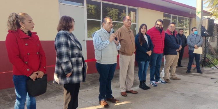 Entrega Bladimir González tres aulas nuevas en Erandeni