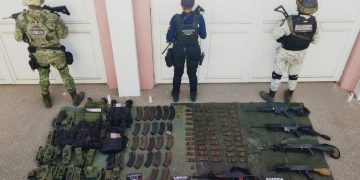 Tras agresión en Aguililla, SSP asegura 14 explosivos, cinco armas, más de 600 municiones y equipo táctico; hay un detenido.