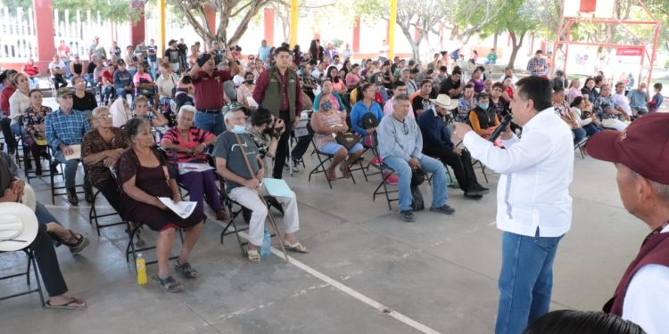 Entregan pensiones de Discapacidad y Adultos Mayores