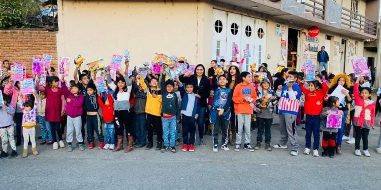 Entrega Araceli Saucedo Reyes regalos a niñas y niños de Salvador Escalante