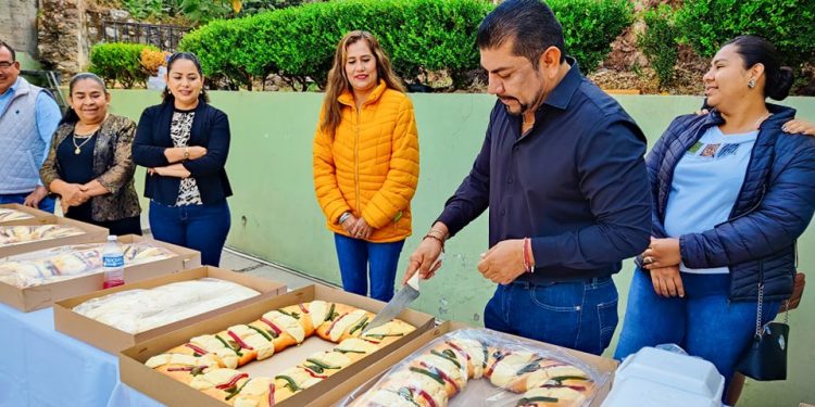 Ayuntamiento de Juárez vive la tradición de la Rosca de Reyes