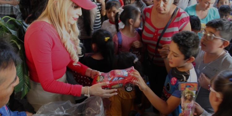 Disfrutan niños regalos de los  Reyes Magos, que entegó la Dip. Belinda Hurtado
