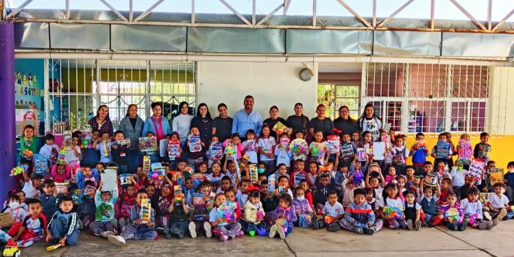 Escuela por Escuela visita alcalde de Juárez y el Sistema DIF para entregar Juguetes a infantes