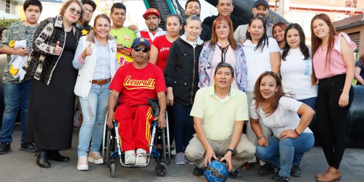 Niñas y niños michoacanos, recibieron Reyes Magos y a un ¨Fantasma¨
