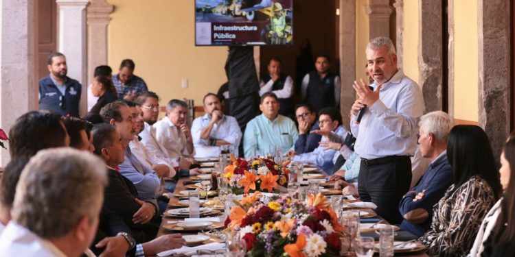 Presenta Bedolla proyectos de infraestructura a empresarios de La Piedad