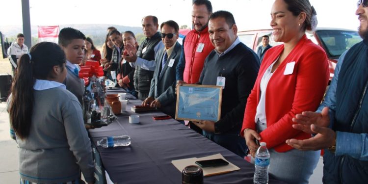 Inaugura Bladimir González techumbre en primaria de Tarímbaro