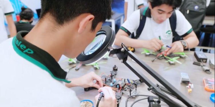 Ofrece Conalep nuevas carreras de Pilotaje de drones y Autotrónica