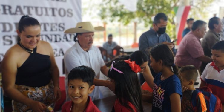 SEE entrega lentes a alumnos de 10 comunidades en Tiquicheo