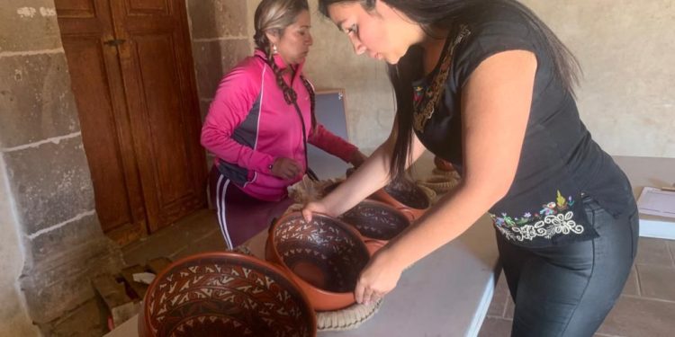 Beneficia IAM a artesanos michoacanos con la compra de sus piezas