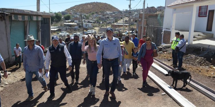 Escucha Alfonso Martínez a vecinas y vecinos de la colonia Quinceo