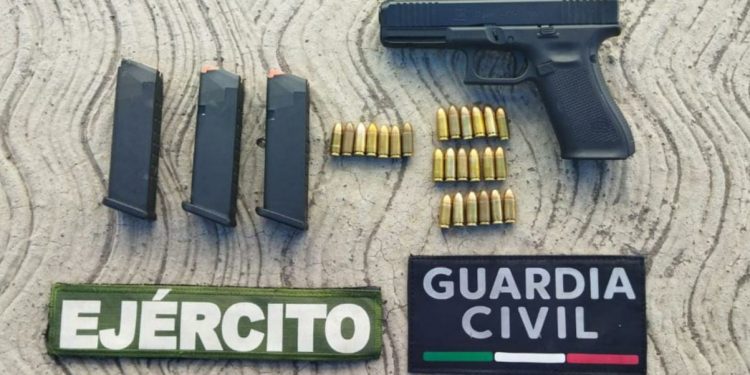 SSP y Sedena aseguran armamento y vehículo robado, en Parácuaro