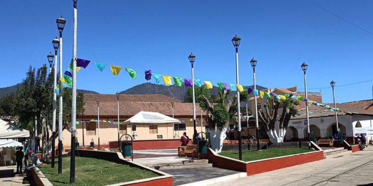 Rehabilita SCOP plaza principal de Huáncito, en Chilchota