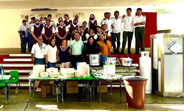 Escuela Secundaria Federal recibe dotación para abrir programa “Desayunos Escolares”.