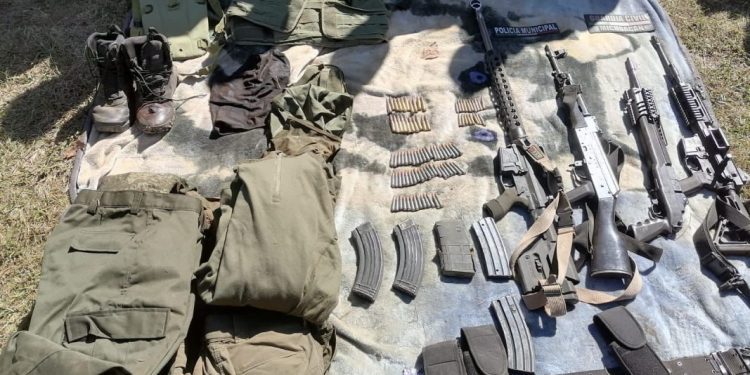 En operativo interinstitucional en Uruapan: 5 detenidos, 4 fusiles y 7 vehículos asegurados