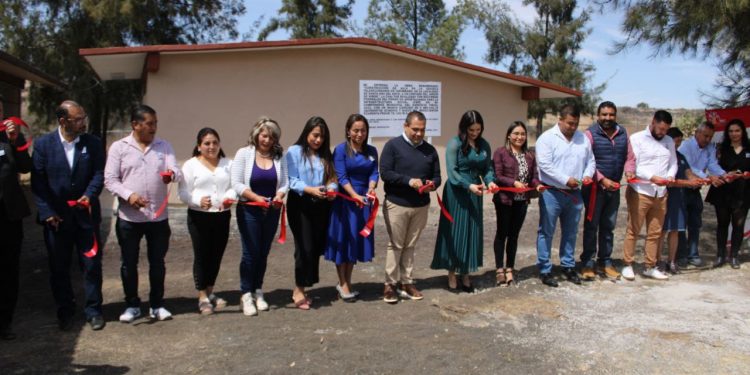 Entrega Bladimir González aula de medios en Telesecundaria de Santa Ana del Arco