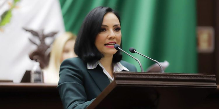 Propone diputada Adriana Hernández condecorar a médicos u organizaciones dedicadas a la salud