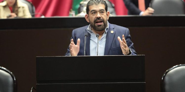 Gobierno mantiene intentonas por militarizar al país; va por espacio aéreo: Paco Huacus