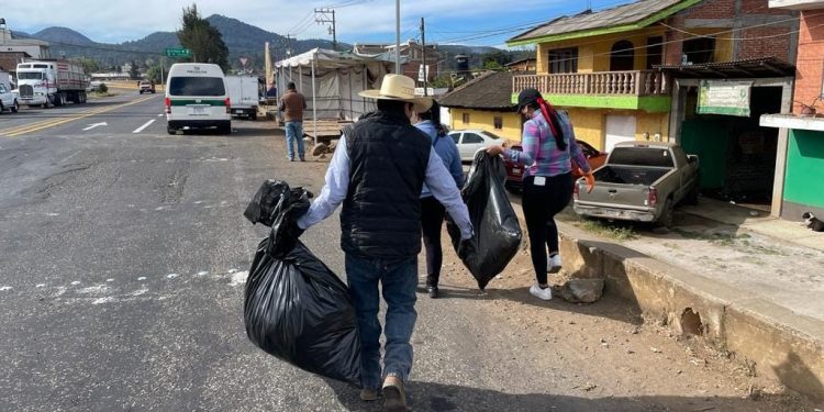Encabeza Araceli Saucedo Reyes jornada de limpieza en Salvador Escalante