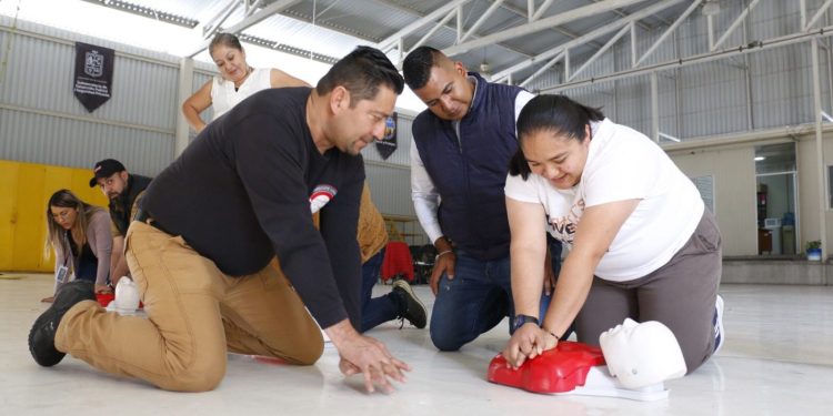 Continua Servicios Aéreos de la SSP, con capacitaciones a su personal para uso de desfibrilador y RCP