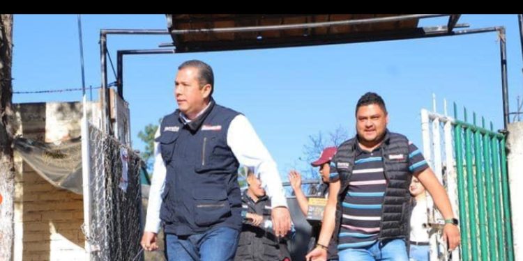 Juan Carlos Barragán, entrega apoyos a primaria de Tiripetío