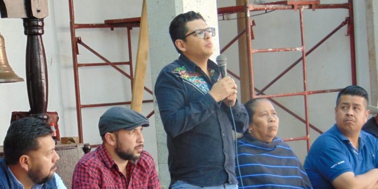 En puerta, Tianguis Artesanal de Domingo de Ramos, en Uruapan