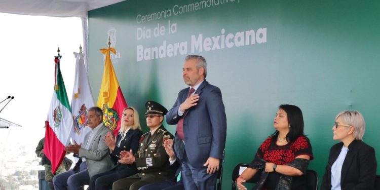 Encabeza Bedolla acto por Día de la Bandera