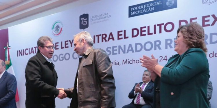 Firma Bedolla decreto de Promulgación de Ley contra Delito de Extorsión en Michoacán