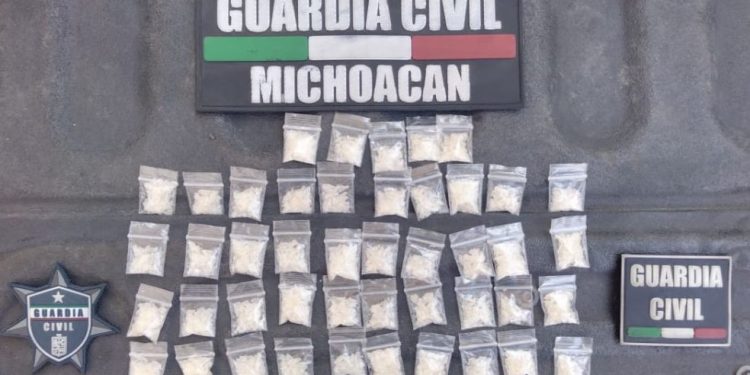 Guardia Civil asegura 45 envoltorios de droga, en Apatzingán: hay dos detenidos.