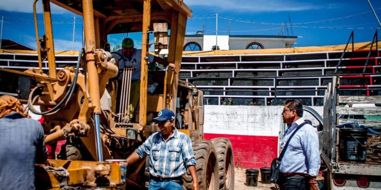 Alcalde del Municipio de Juárez supervisa maquinaria para seguir impulsando obras