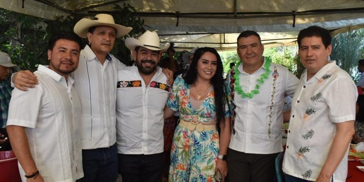 Zicuirán recibe con entusiasmo al diputado Paco Huacus