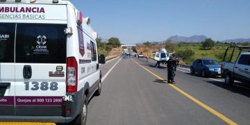 Tras volcadura en autopista Siglo XXI, SSP traslada vía aérea a tres personas lesionadas