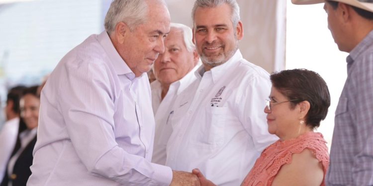 Arranca Bedolla entrega de fertilizante gratuito a productores michoacanos