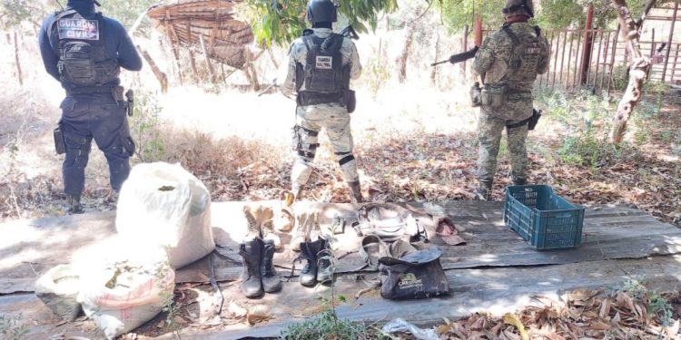 En Tierra Caliente se asegura equipo táctico, droga y se desmantela punto de observación utilizado por miembros de grupo delincuencial