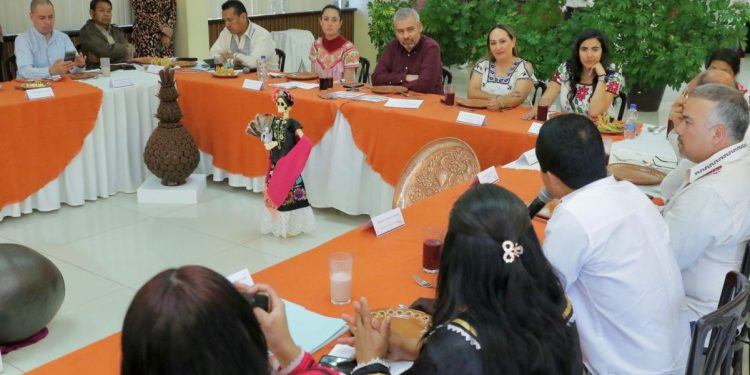 Bedolla expone a Sheinbaum logros de autogobiernos indígenas en Michoacán