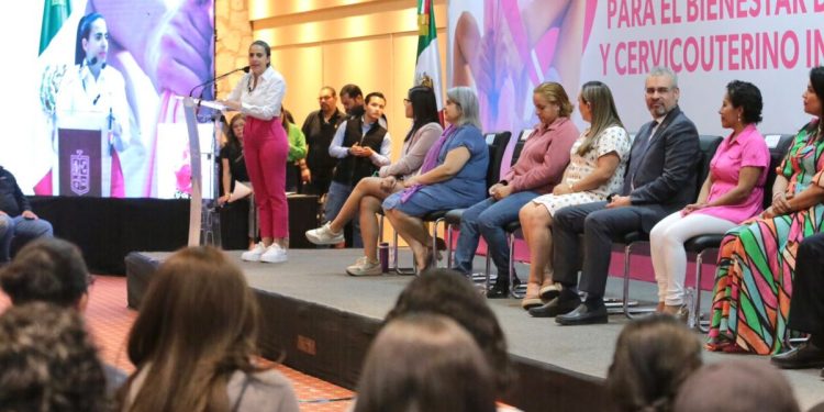 Bedolla entrega apoyos a mujeres que padecen cáncer; “no están solas”, alienta el gobernador