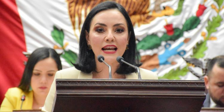 Diputada Adriana Hernández busca homenajear al Heroico Colegio Militar por su bicentenario