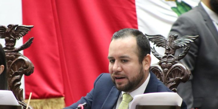 Propone Reyes Galindo que se otorgue seguro de gastos médicos a estudiantes de nivel básico en Michoacán