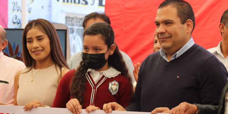 Entrega Bladimir González 400 becas con programa Unidos por la Educación en Tarímbaro