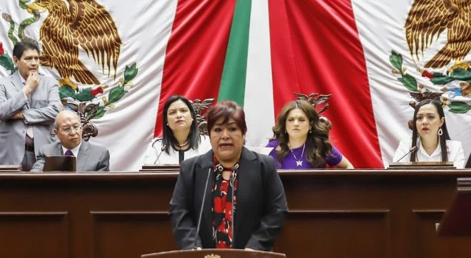 Recibe Fermina Arellano condecoración “La Mujer Michoacana 2023”