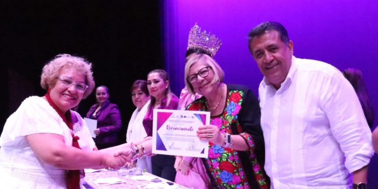 Reconocen a mujeres apatzinguenses