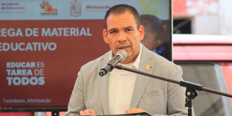 Entrega Bladimir González material y equipamiento educativo a 40 escuelas de Tarímbaro