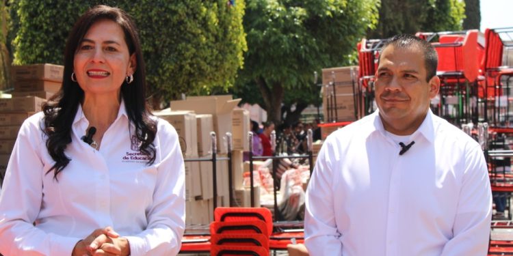 Entrega Bladimir González material y equipamiento educativo a 40 escuelas de Tarímbaro