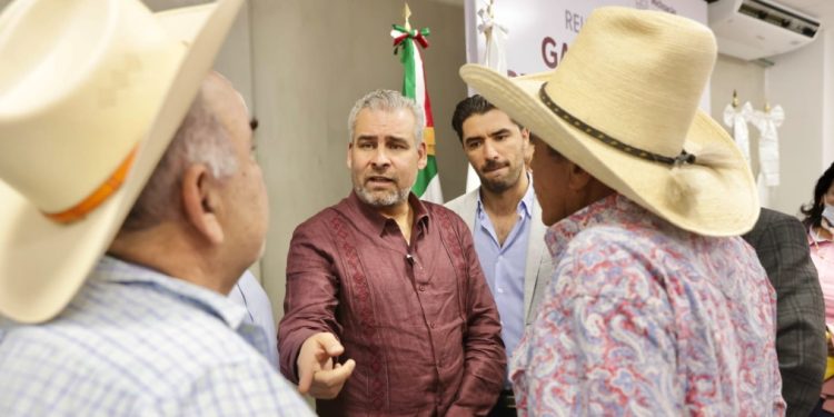 Aumenta captación y producción de leche de ganaderos michoacanos en Liconsa